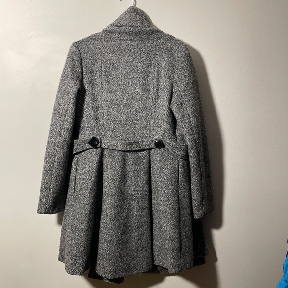 Grey Coat - Picture 5 of 7